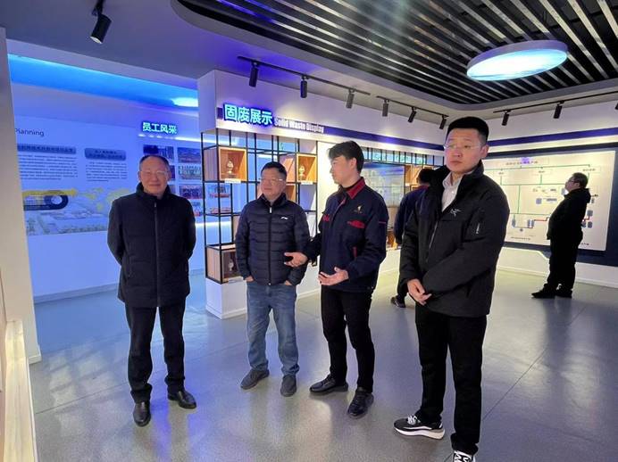 紫金環(huán)?？萍加邢薰镜浇ú墓究疾旖涣?></span></div>
								<h3>紫金環(huán)?？萍加邢薰镜浇ú墓究疾旖涣?/h3>
								<p>1月13日，紫金環(huán)?？萍加邢薰军S宜彬一行到建材公司考察交流。公司黨委書記王伍升，總經(jīng)理查全鋼以及建材公司相關(guān)負(fù)責(zé)人陪同。建材公司負(fù)責(zé)人詳細(xì)介紹了該公司膠凝材料的研發(fā)體系，技術(shù)服務(wù)模式和一體化運(yùn)維管理...</p>
							</div>
						</a>
					</li>
																				<li>
						<a href=