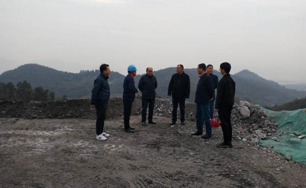 集團公司黨委副書記、總經(jīng)理龔華東到矸石項目部視察 