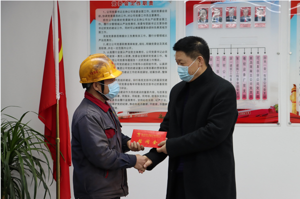 集團公司黨委委員、副總經(jīng)理胡新付到公司走訪慰問