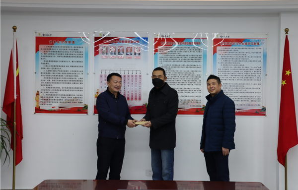 集團公司黨委委員、副總經(jīng)理胡新付到公司走訪慰問